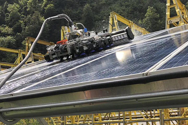 Zonnepanelen reiniging - Robot voor hellende daken - Solar Cleaning Experts - 1