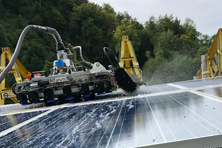 Zonnepanelen reiniging - Robot voor schuine daken - Solar Cleaning Experts - 2